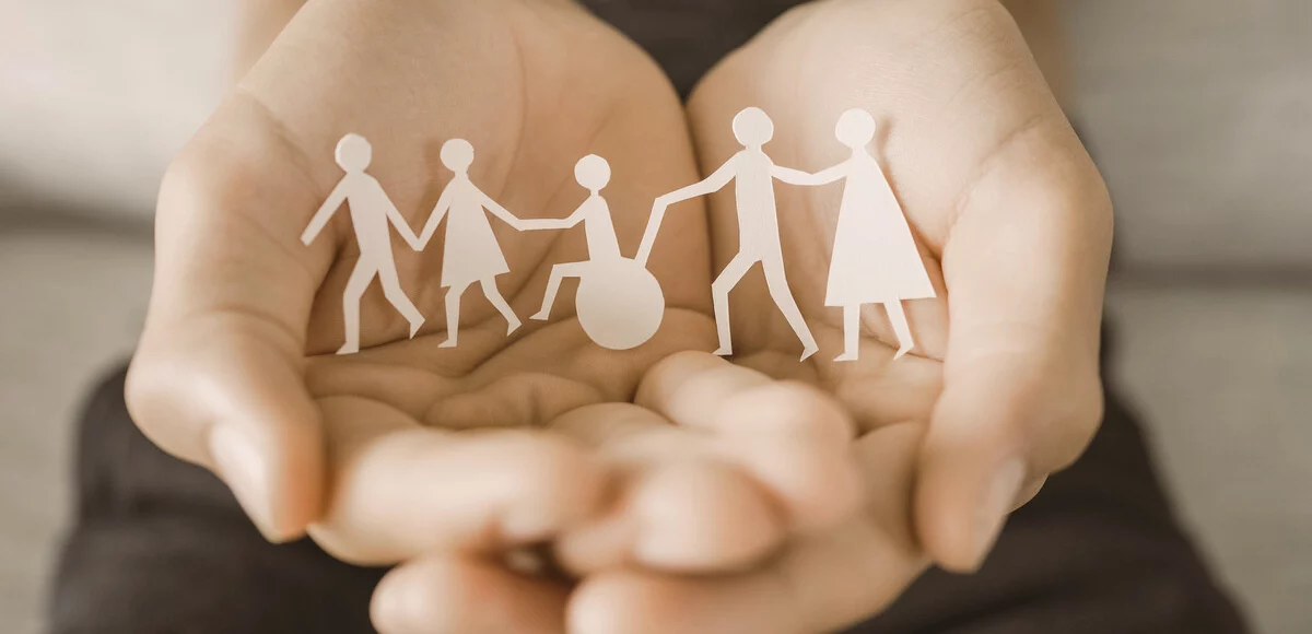 Symbolique d’une famille avec un enfant en situation de handicap, illustrant la protection et l’indemnisation offertes par les garanties accident de la vie (GAV)