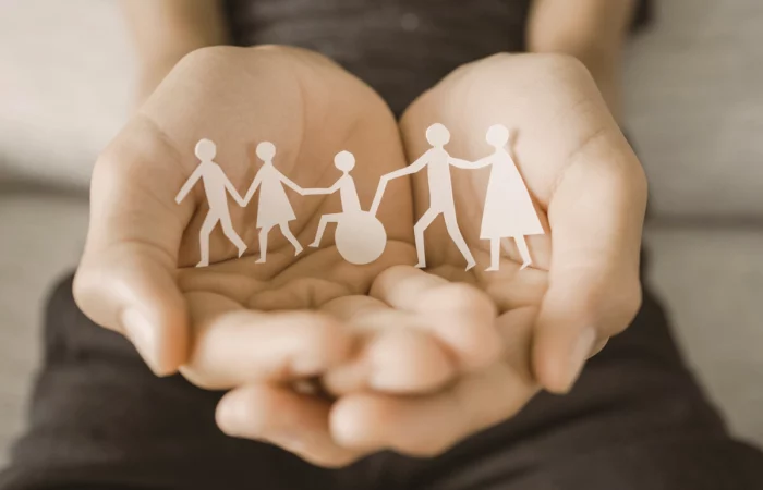 Symbolique d’une famille avec un enfant en situation de handicap, illustrant la protection et l’indemnisation offertes par les garanties accident de la vie (GAV)