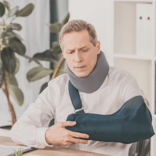 Homme avec le bras en écharpe, victime d’un accident de la route non responsable, illustrant l’indemnisation partielle prévue par son contrat d’assurance