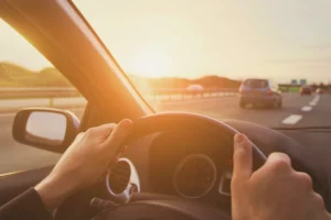 Conducteur au volant d’un véhicule, illustrant les règles d’indemnisation et la responsabilité d’une victime conductrice après un accident de la circulation