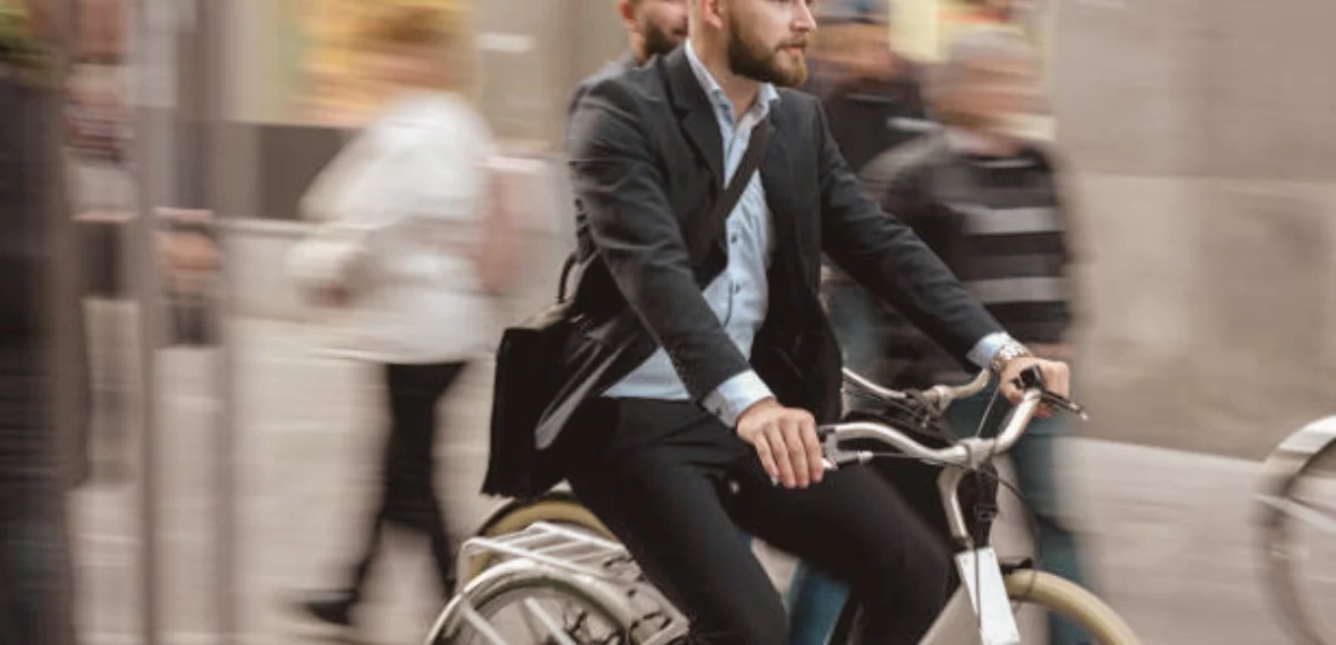 Deux personnes à vélo se rendant au travail, illustrant l’indemnisation d’une victime non conductrice lors d’un accident de trajet domicile-travail