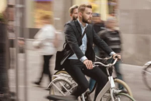 Deux personnes à vélo se rendant au travail, illustrant l’indemnisation d’une victime non conductrice lors d’un accident de trajet domicile-travail