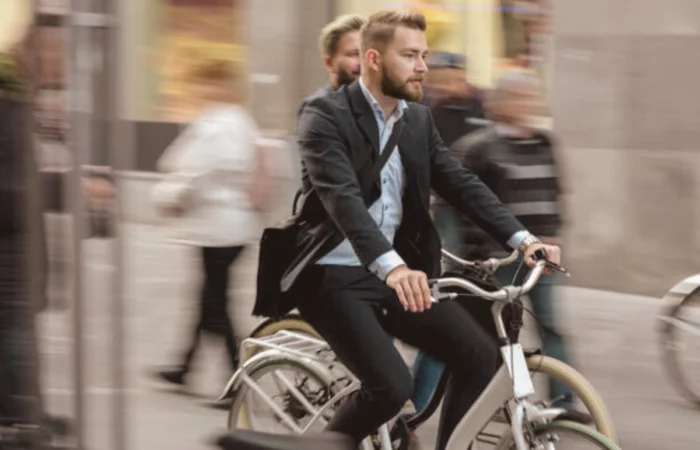 Deux personnes à vélo se rendant au travail, illustrant l’indemnisation d’une victime non conductrice lors d’un accident de trajet domicile-travail