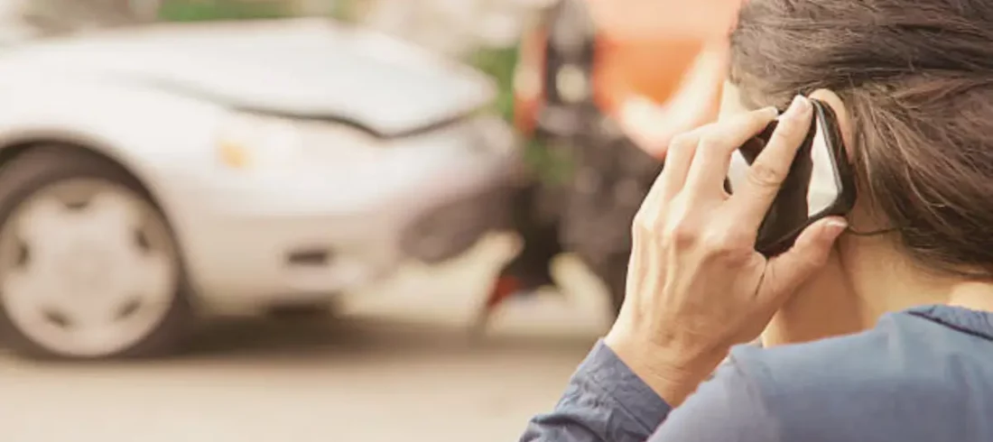 Une victime d’un accident de la route au téléphone avec son assurance pour connaître les premiers réflexes à adopter – avocat en dommage corporel à Lille