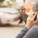 Une victime d’un accident de la route au téléphone avec son assurance pour connaître les premiers réflexes à adopter – avocat en dommage corporel à Lille