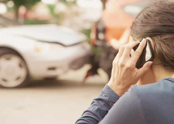 Une victime d’un accident de la route au téléphone avec son assurance pour connaître les premiers réflexes à adopter – avocat en dommage corporel à Lille