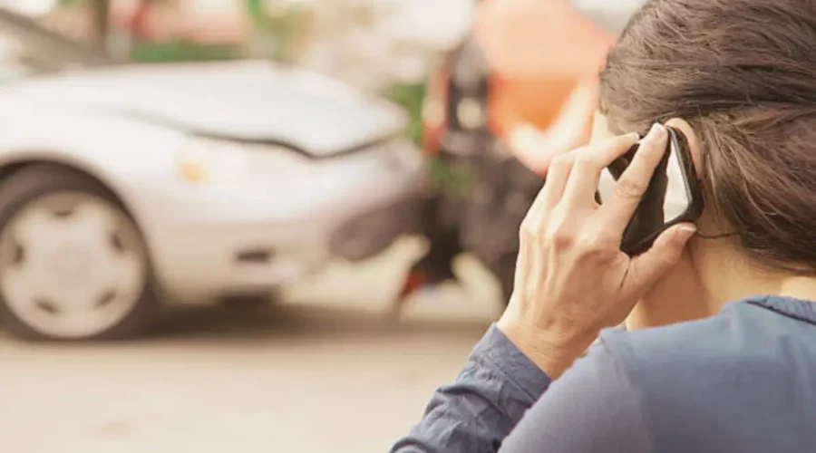 Une victime d’un accident de la route au téléphone avec son assurance pour connaître les premiers réflexes à adopter – avocat en dommage corporel à Lille