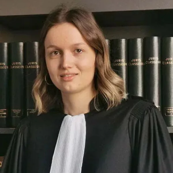Portrait de Agathe Sauvage, avocat en droit du travail, inscrit au Barreau de Lille, cabinet avocats 25RueGounod à Lille