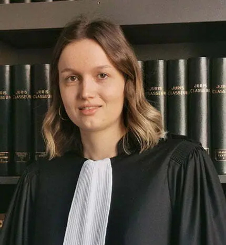 Portrait de Agathe Sauvage, avocat en droit du travail, inscrit au Barreau de Lille, cabinet avocats 25RueGounod à Lille