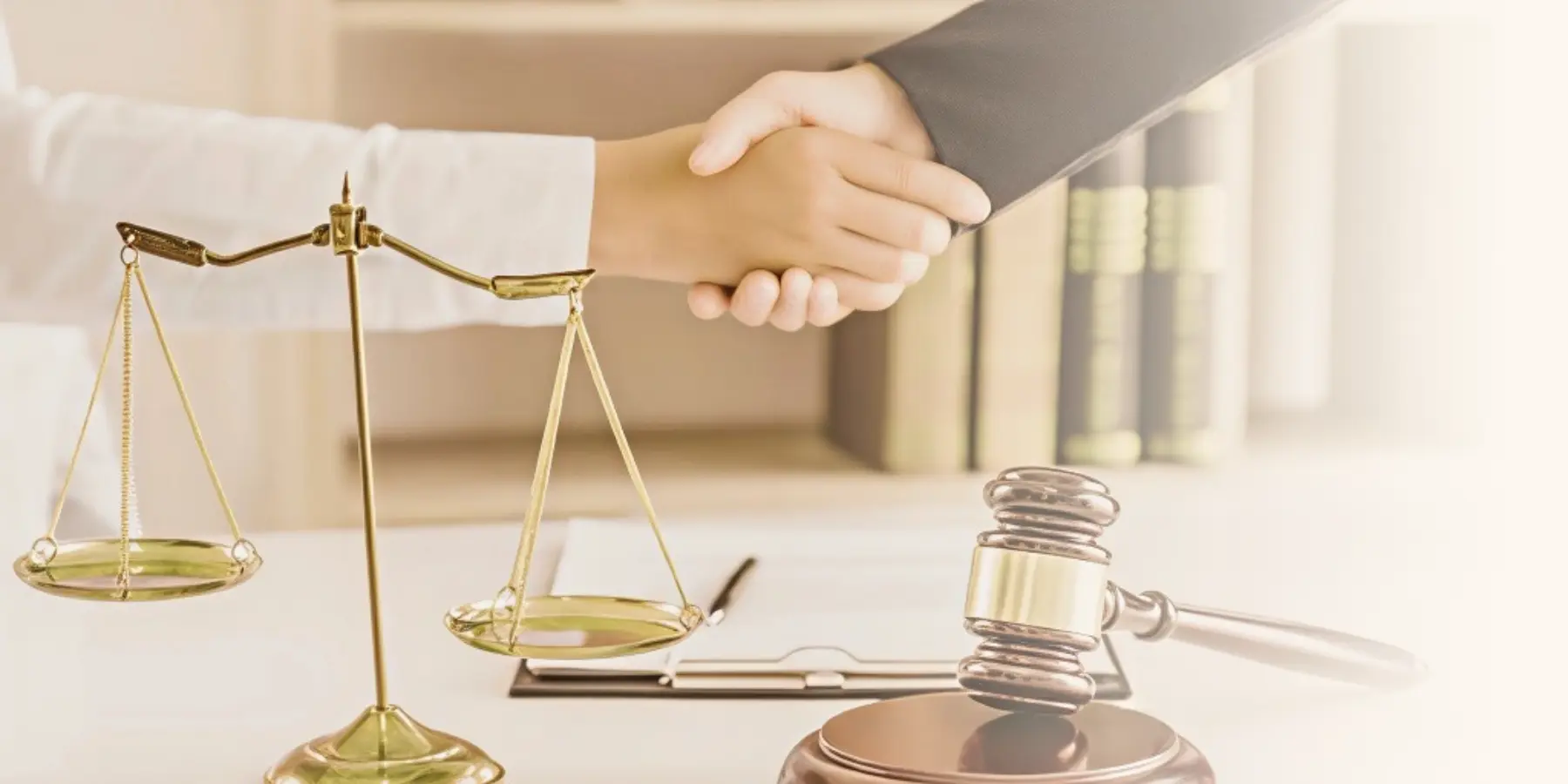 Rôle de l’avocat en dommage corporel à Lille, illustré par une consultation et des symboles de justice